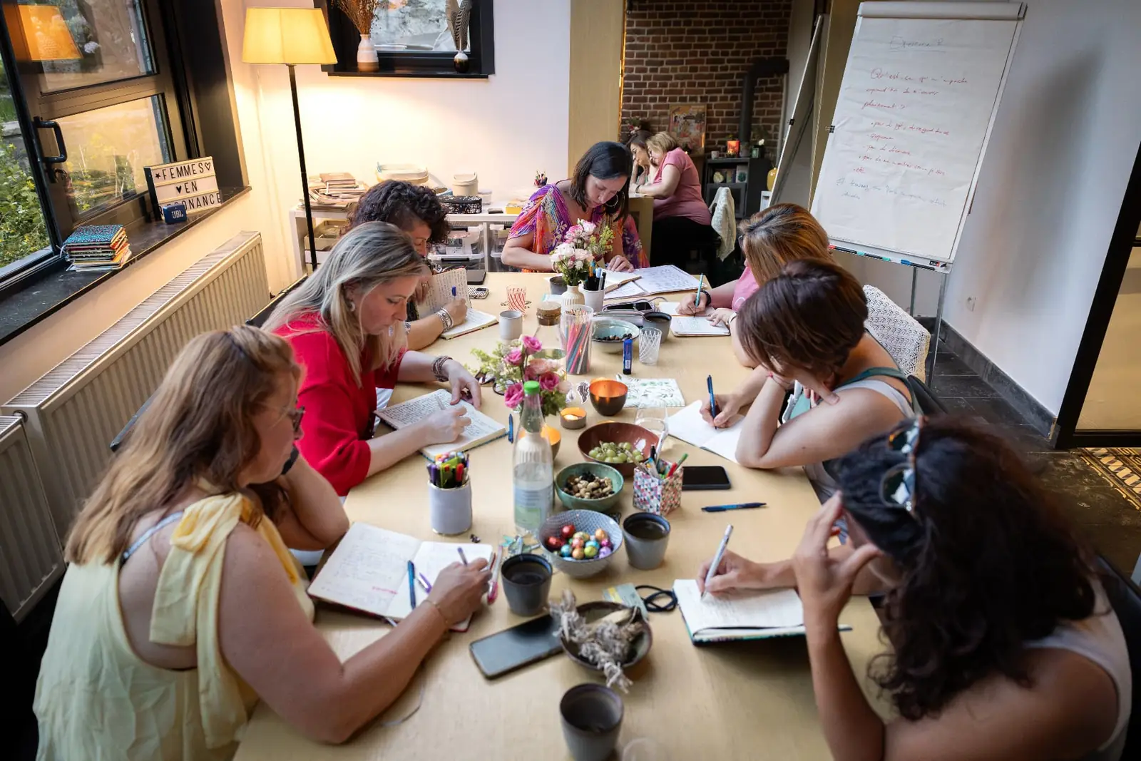 Un cercle de femmes réunies autour de la grande table de l'Atelier, à Marbais